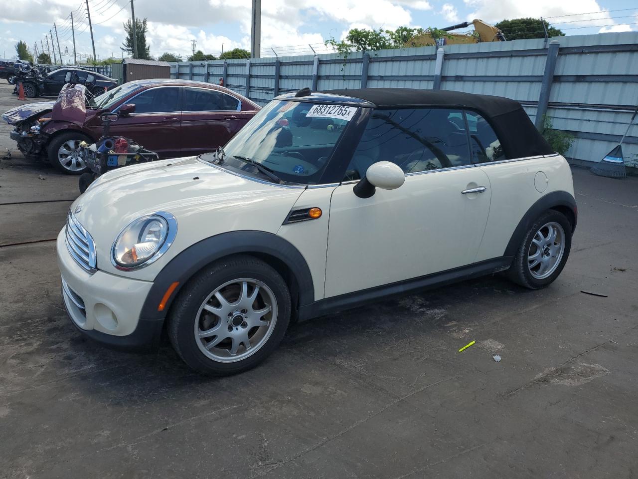 2011 MINI Convertible, VIN WMWZN3C50BT132983 — Вода / потоп