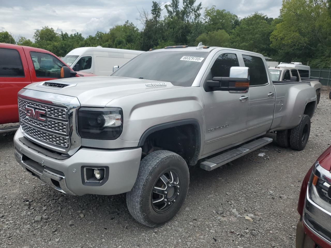2017 GMC Sierra 3500HD Denali, VIN 1GT42YEY8HF236963 — Minor dents and scratches