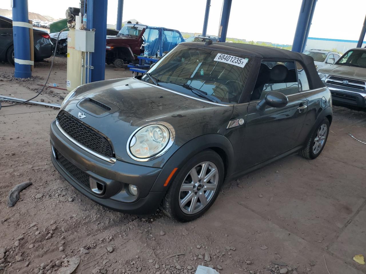 2011 MINI Convertible S, VIN WMWZP3C57BTX82694 — Перед