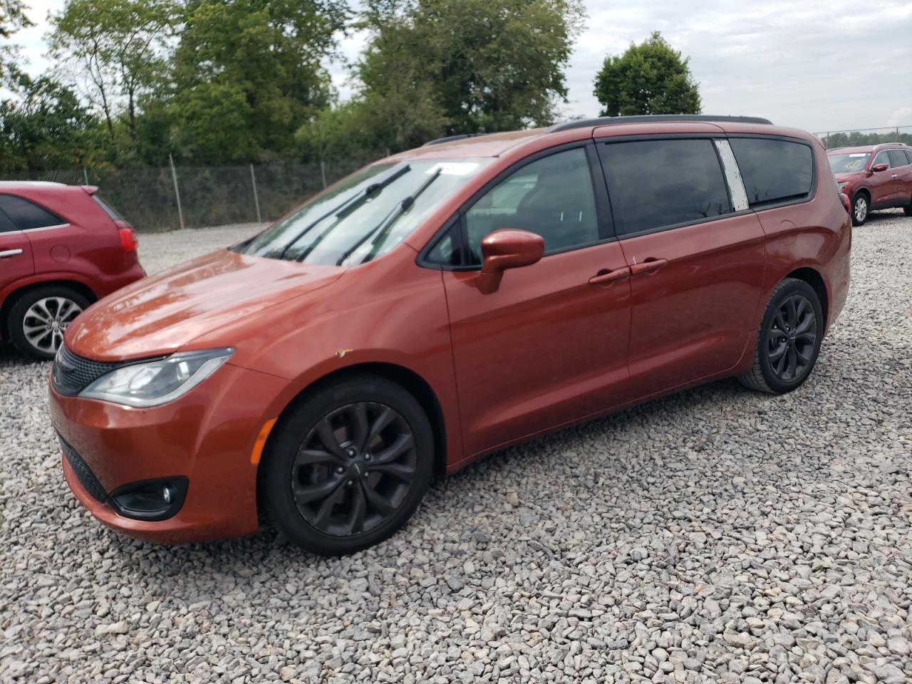 2018 Chrysler Pacifica Touring L, VIN 2C4RC1BG0JR172230 — Бок