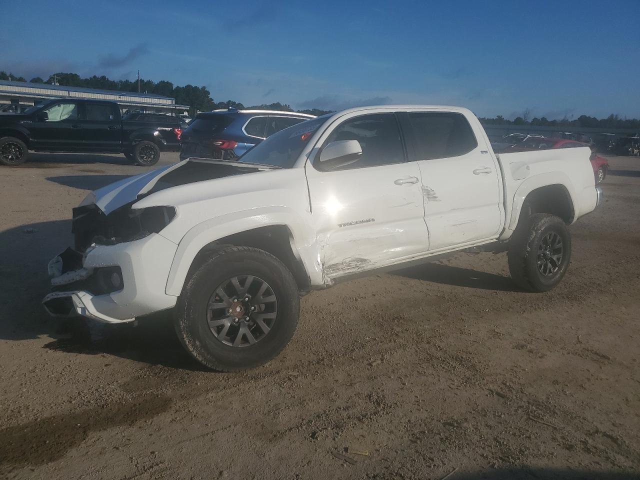 2021 Toyota Tacoma SR, VIN 5TFAX5GN8MX194384 — Front end