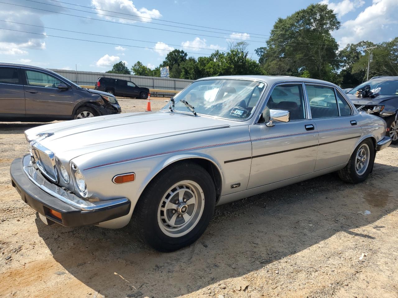 1982 Jaguar XJ, VIN SAJAV134XCC331523 — Minor dents and scratches