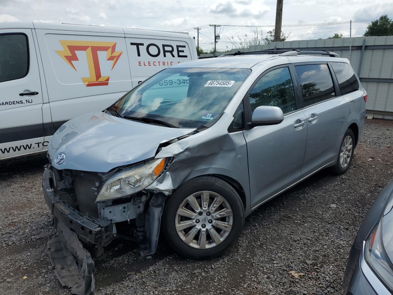 2015 Toyota Sienna LE, VIN 5TDJK3DC5FS125313 — Front end