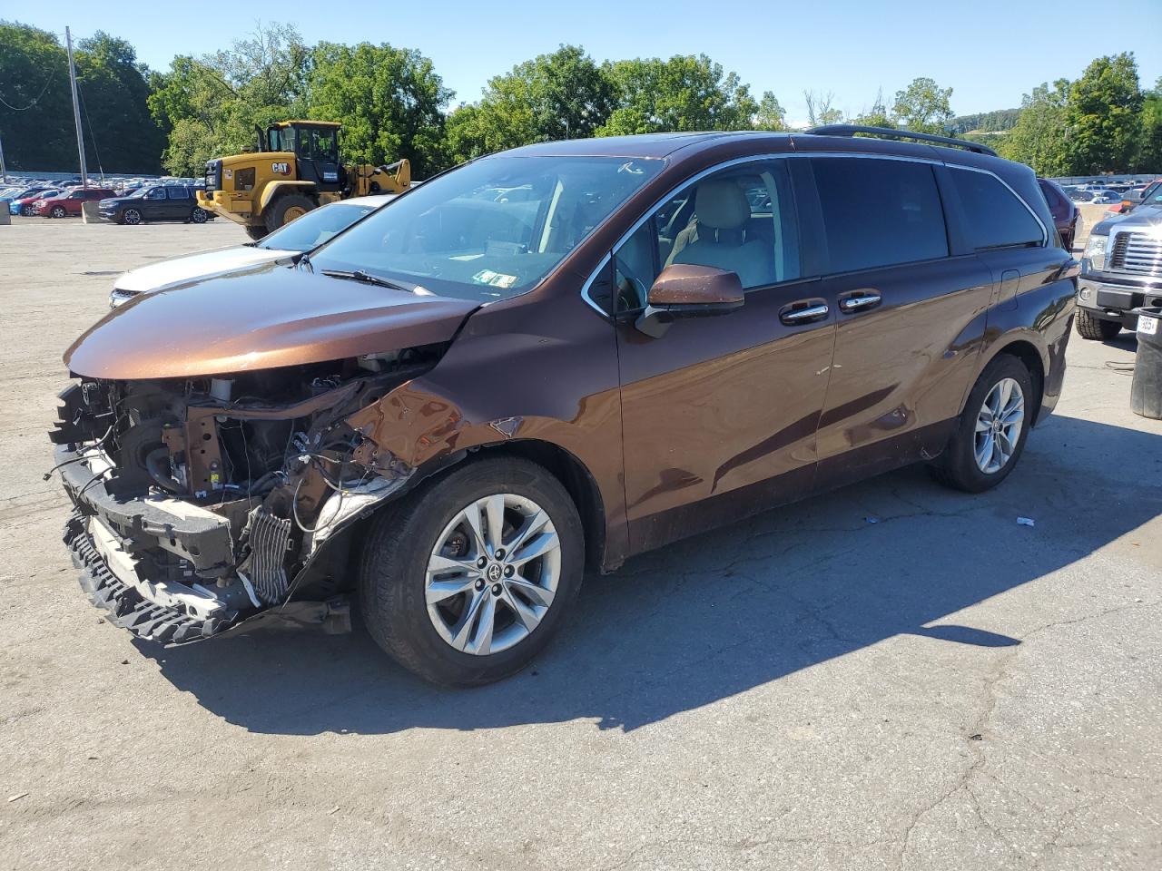 2022 Toyota Sienna XLE, VIN 5TDJSKFC8NS049107 — Front end