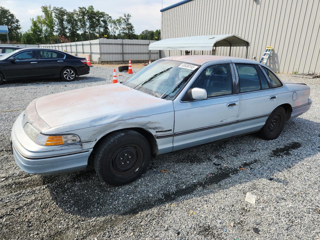 1992 Ford Crown Victoria, VIN 2FACP73W1NX134032 — Front end