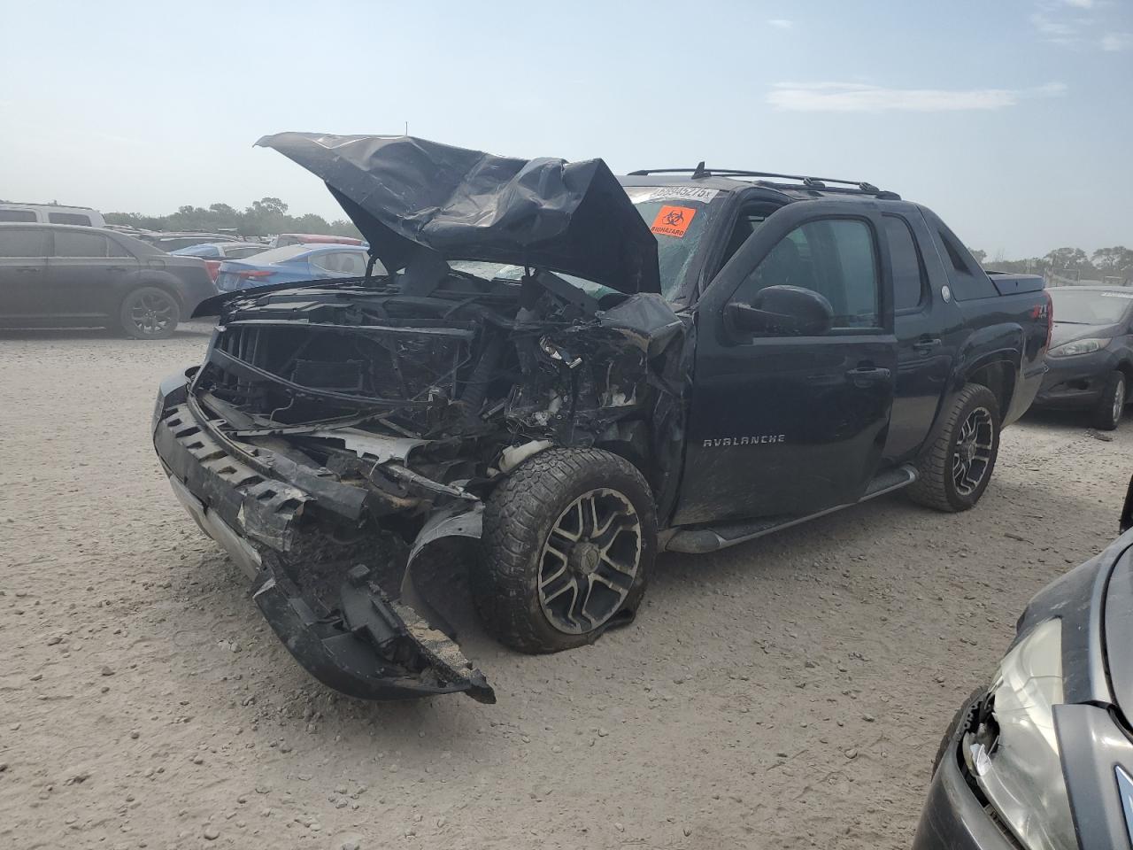 2013 Chevrolet Avalanche LT, VIN 3GNTKFE74DG132896 — Front end