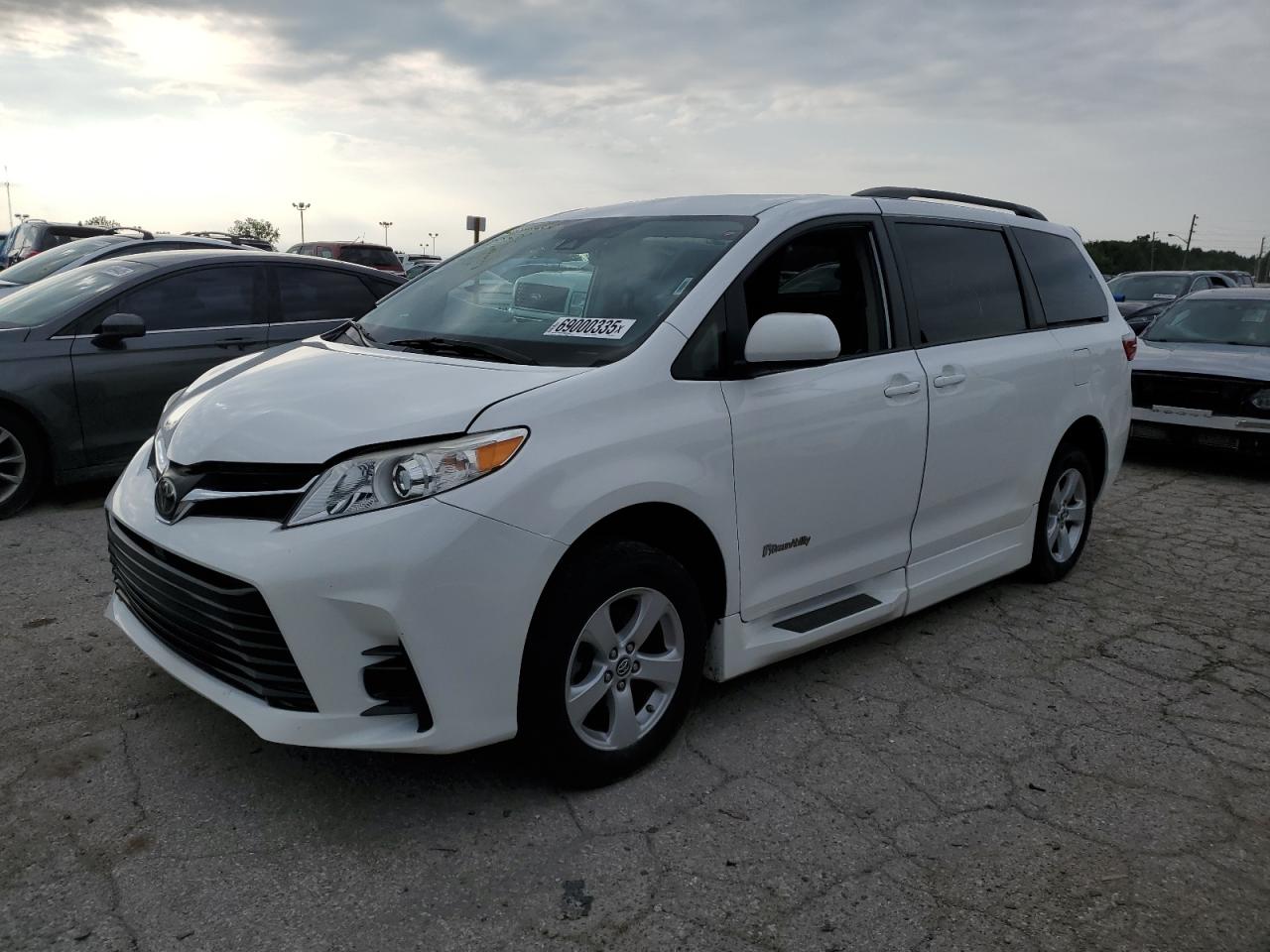 2019 Toyota Sienna LE Auto Access Seat, VIN 5TDKZ3DC9KS997553 — Side