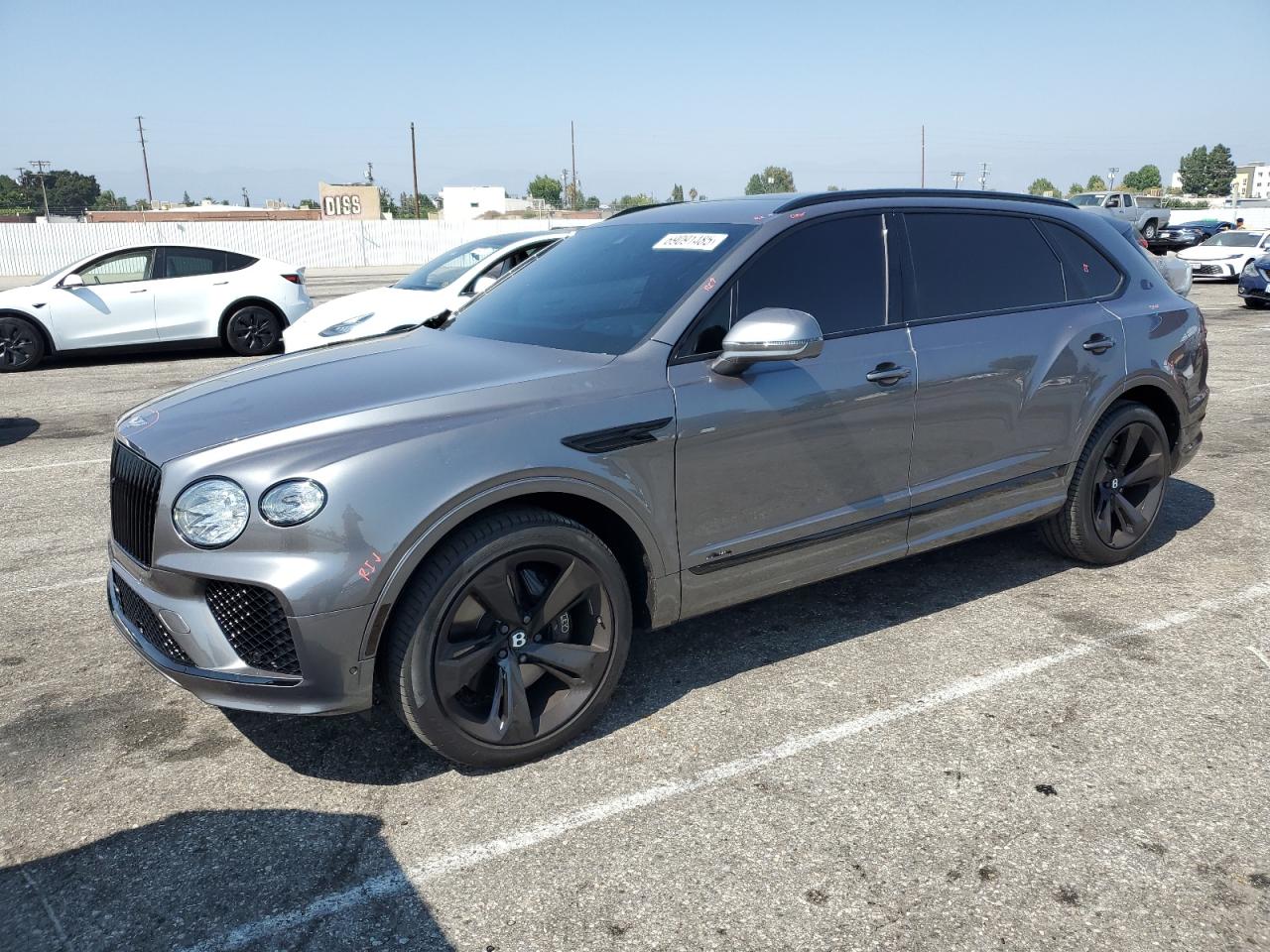 2024 Bentley Bentayga V8, VIN SJAHT2ZV3RC025136 — Front end