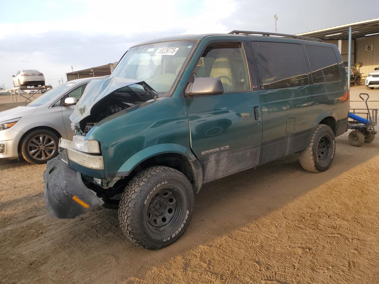 2001 GMC Safari, VIN 1GKEL19W11B509518 — Front end