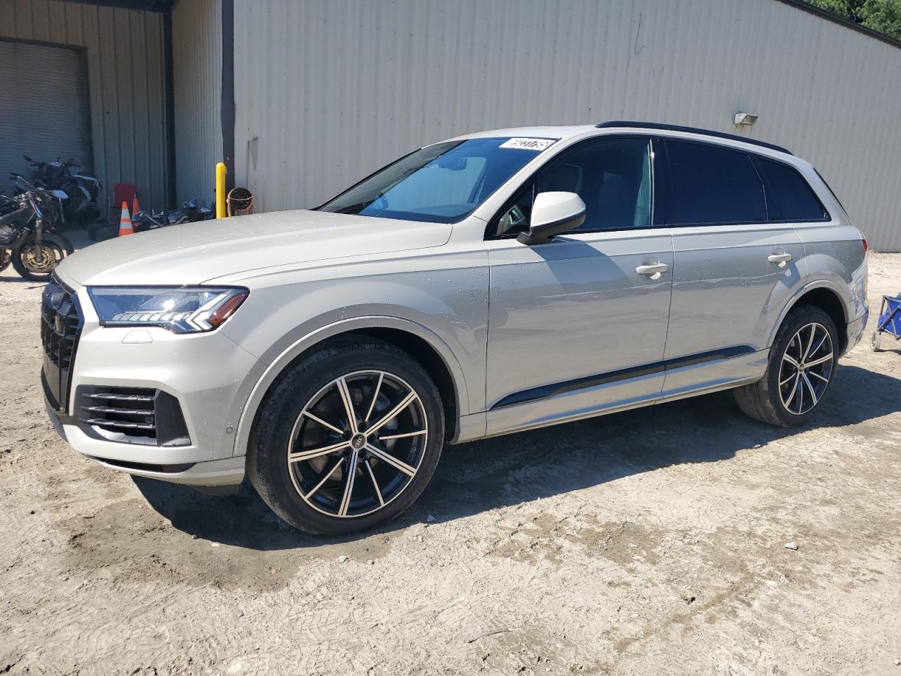 2023 Audi Q7 Premium Plus, VIN WA1LXBF77PD027329 — Перед