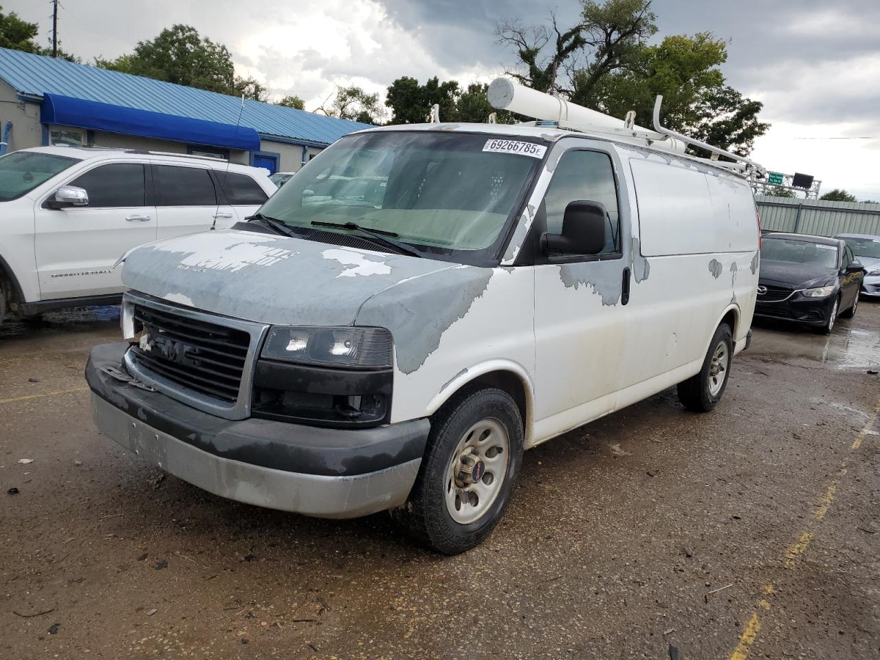 2011 GMC Savana Cargo, VIN 1GTS8AF46B1185525 — Front end
