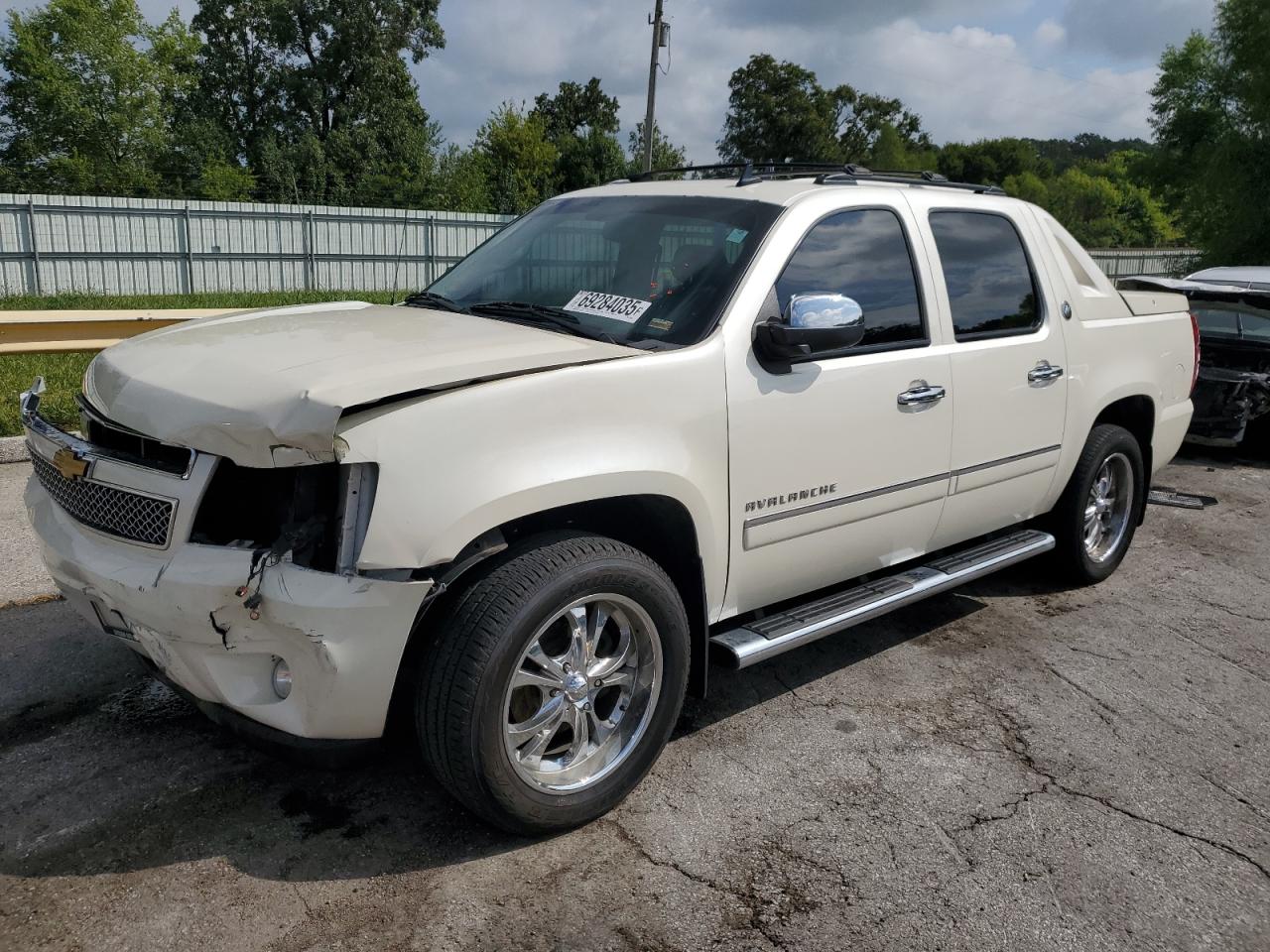 2013 Chevrolet Avalanche LTZ, VIN 3GNTKGE78DG293838 — Front end