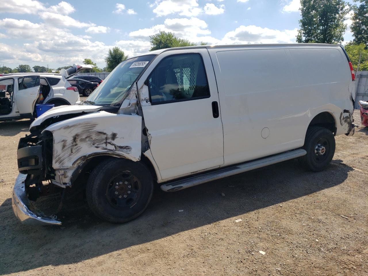 2017 GMC Savana Cargo, VIN 1GTW7AFF8H1250440 — Front end