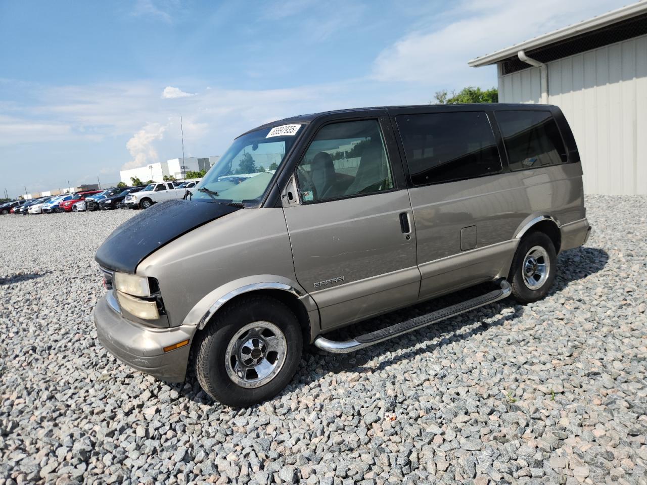 2001 GMC Safari, VIN 1GKDM19W71B507667 — Front end