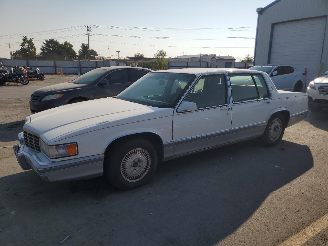 1993 Cadillac DeVille, VIN 1G6CD53B7P4261885 — Перед
