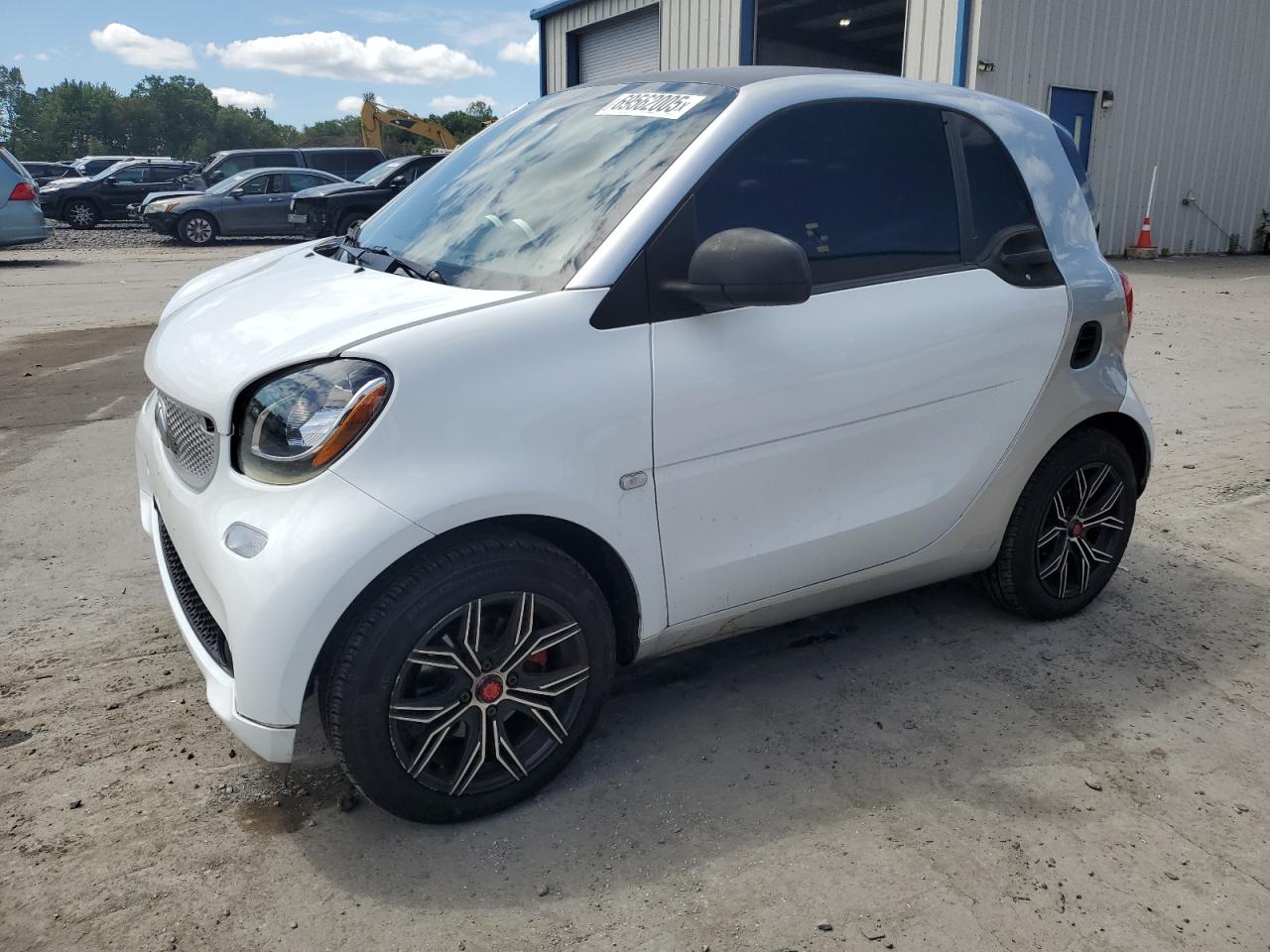 2016 Smart fortwo Passion, VIN WMEFJ5DA5GK081617 — Side