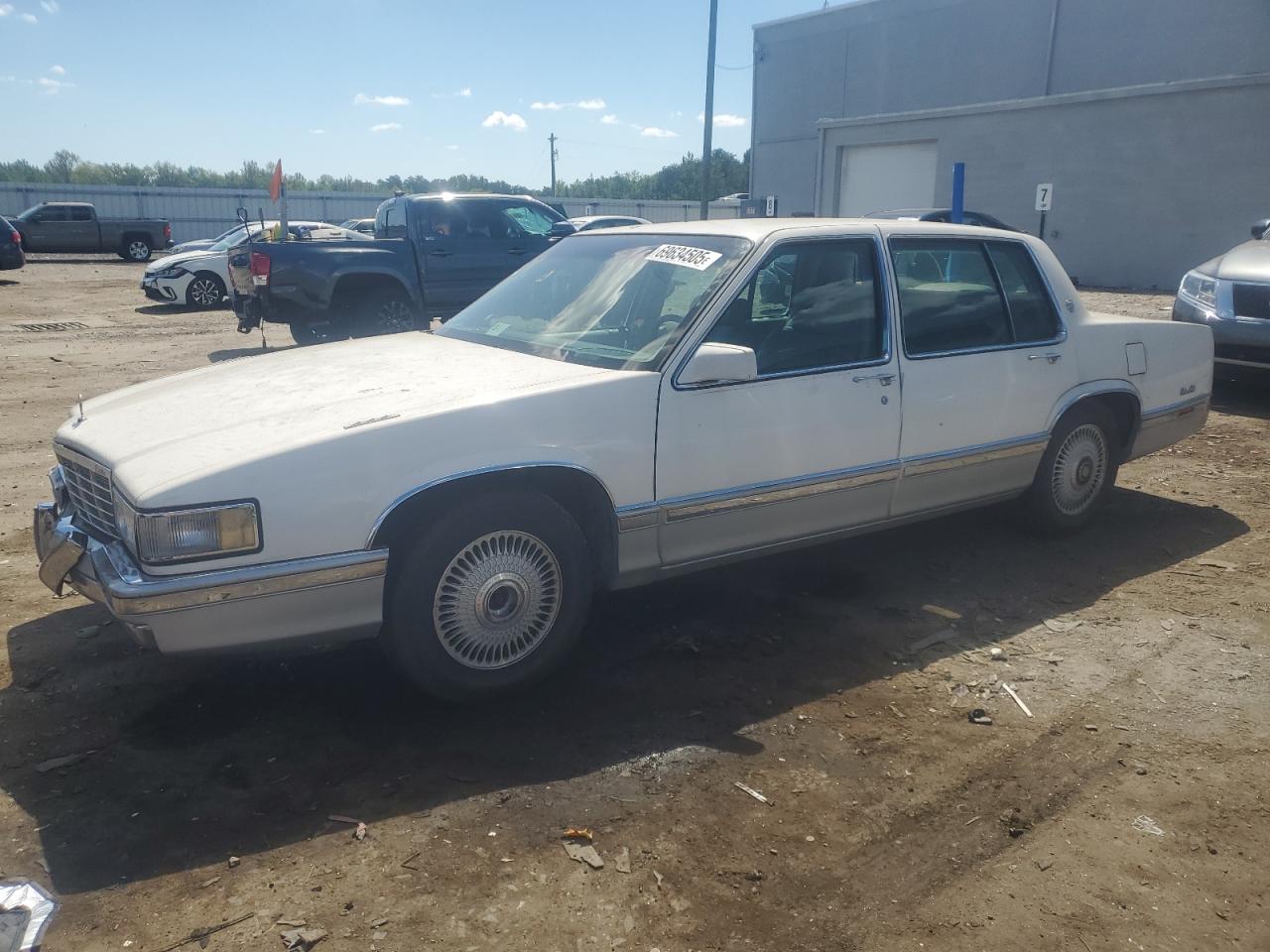 1992 Cadillac DeVille, VIN 1G6CD53B2N4228631 — Перед