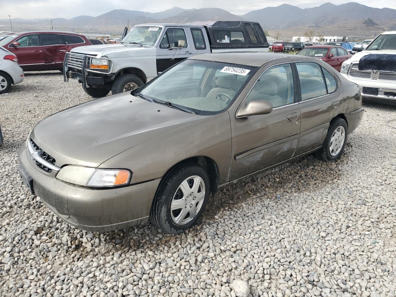 1999 Nissan Altima XE, VIN 1N4DL01D8XC138491 — Side