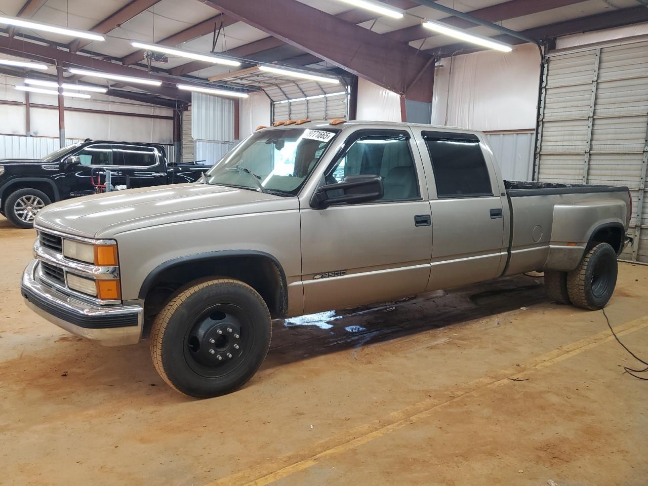 2000 Chevrolet Silverado 3500, VIN 1GCHC33J0YF436727 — Side