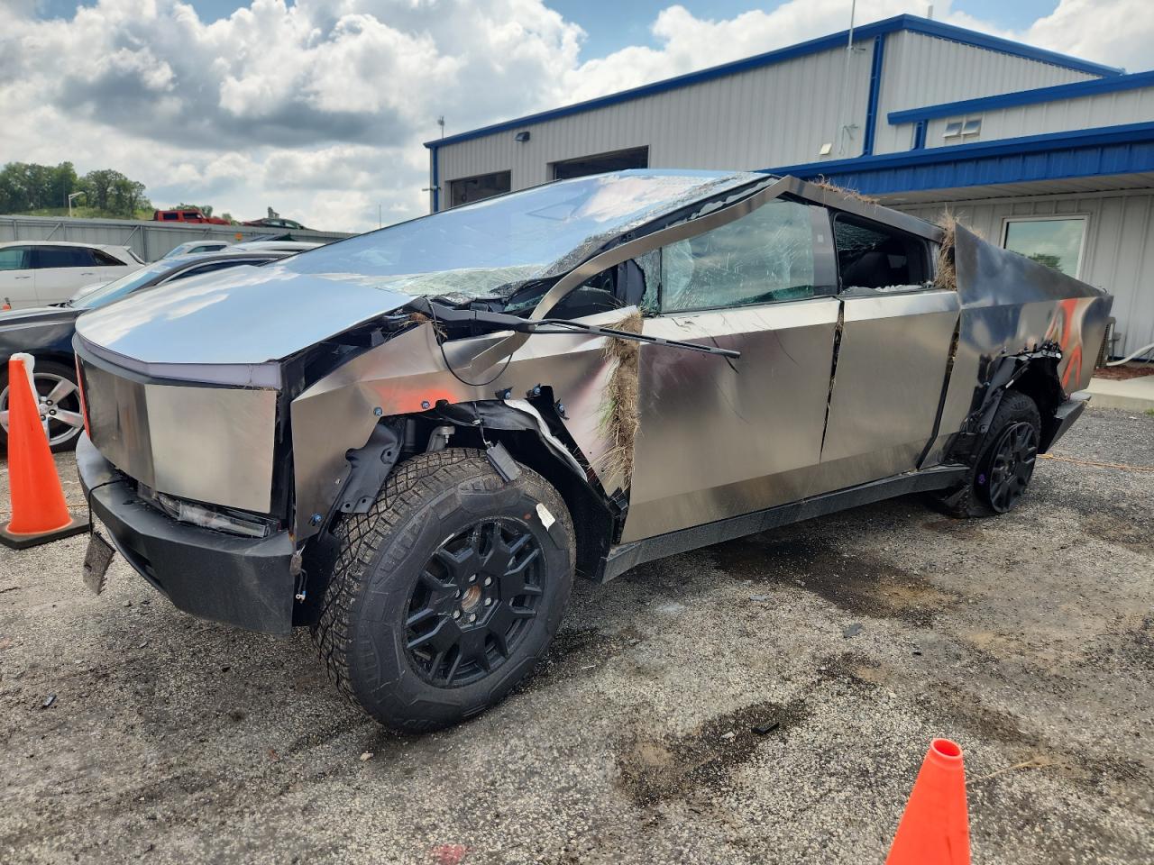 2025 Tesla Cybertruck Cyberbeast, VIN 7G2CEHEE5SA077074 — Front end
