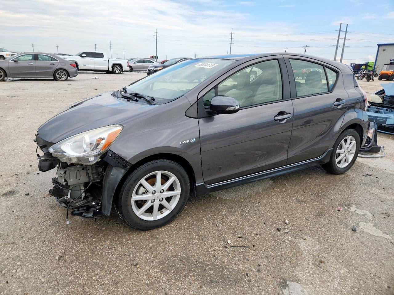 2017 Toyota Prius One, VIN JTDKDTB3XH1597640 — Front end