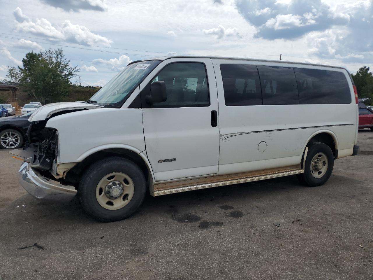 2006 Chevrolet Express Passenger, VIN 1GAHG35U861197751 — Front end
