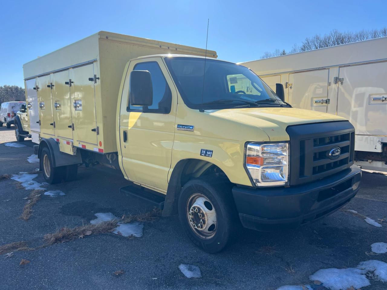2019 Ford Econoline Commercial, VIN 1FDXE4FS9KDC52269 — Minor dents and scratches