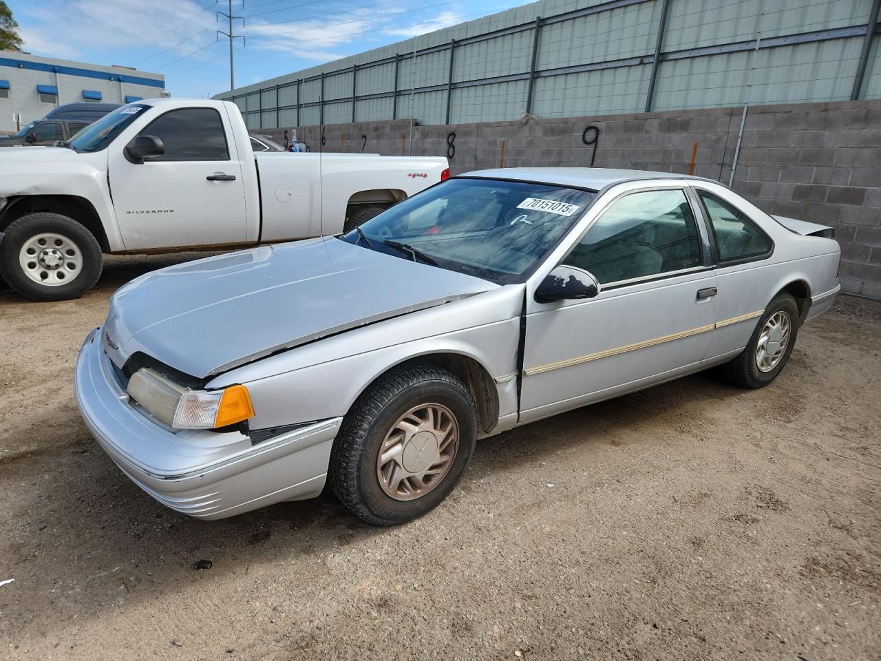 1992 Ford Thunderbird, VIN 1FAPP6043NH147699 — Перед