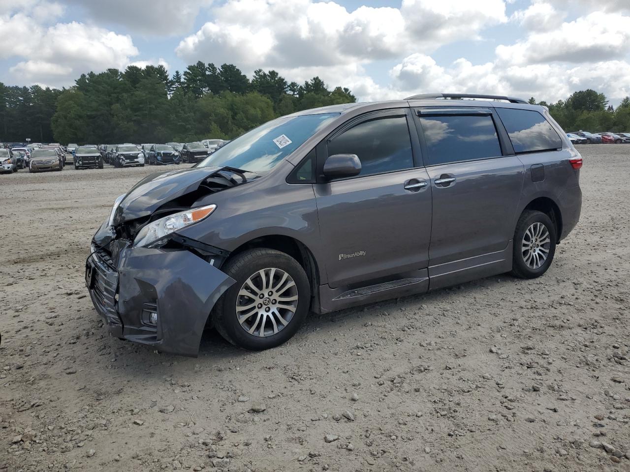 2020 Toyota Sienna XLE, VIN 5TDYZ3DC5LS064504 — Auction photo 1 of 4