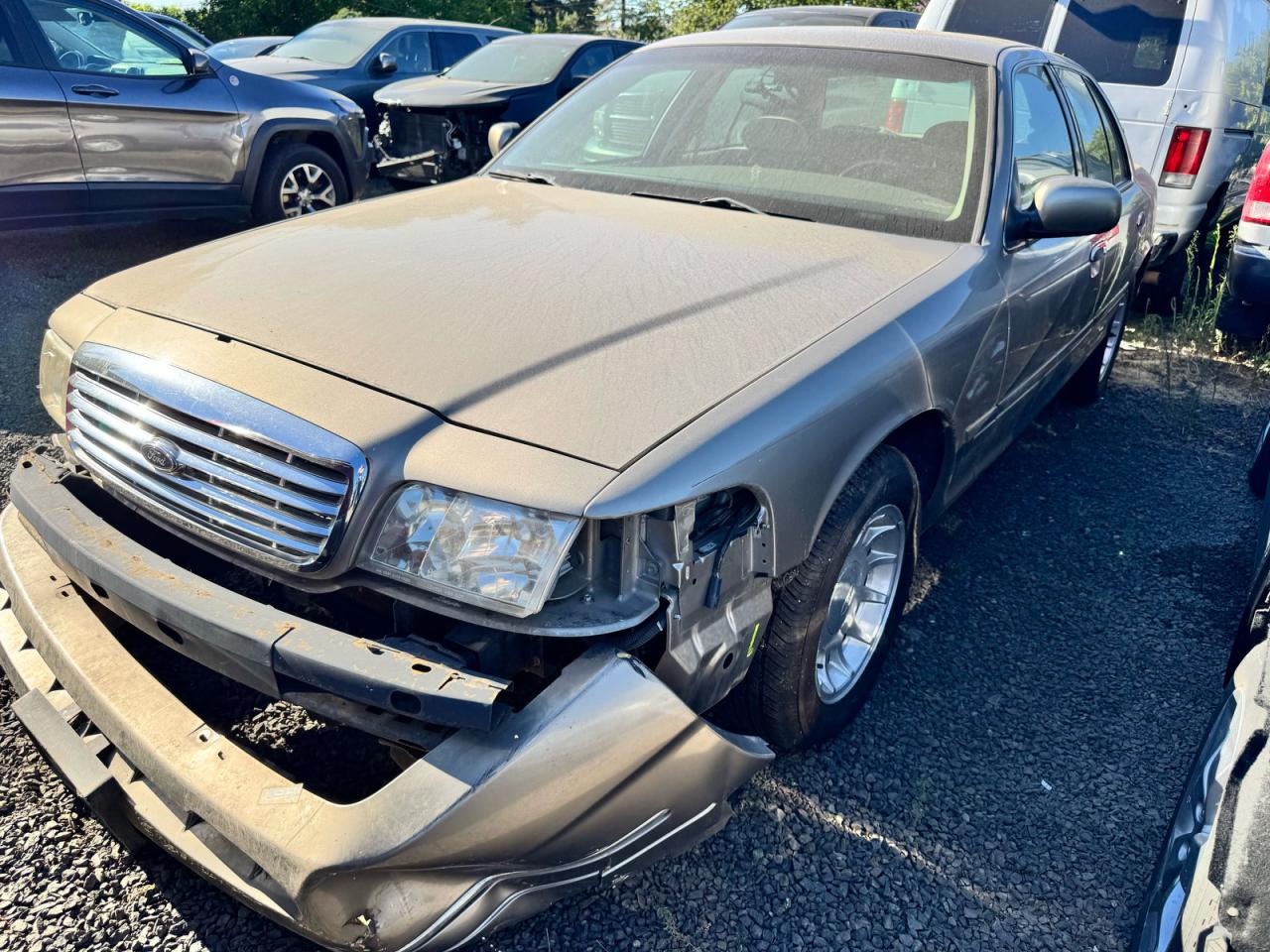 2001 Ford Crown Victoria LX, VIN 2FAFP74W41X162882 — Фото с аукциона