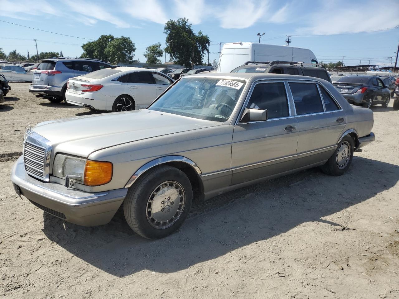 1990 Mercedes-Benz 560, VIN WDBCA39E0LA519699 — Rear end