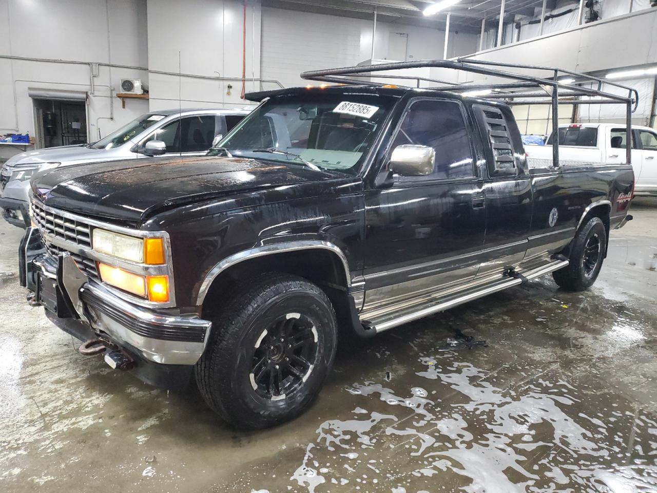 1992 Chevrolet Silverado 2500, VIN 2GCFK29K8N1210667 — Front end