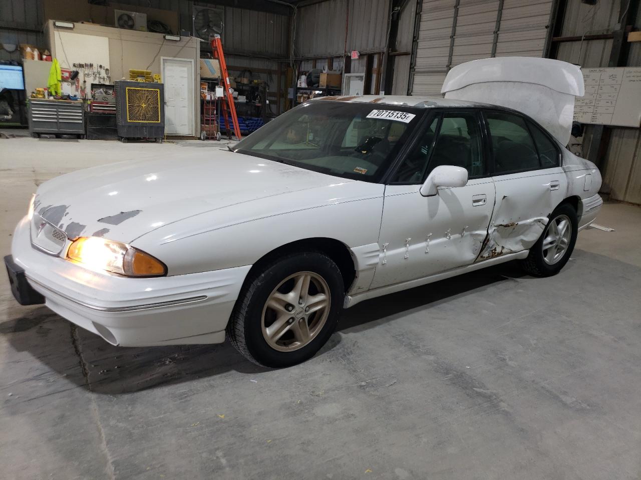 1998 Pontiac Bonneville SE, VIN 1G2HX52K4W4235128 — Rear end