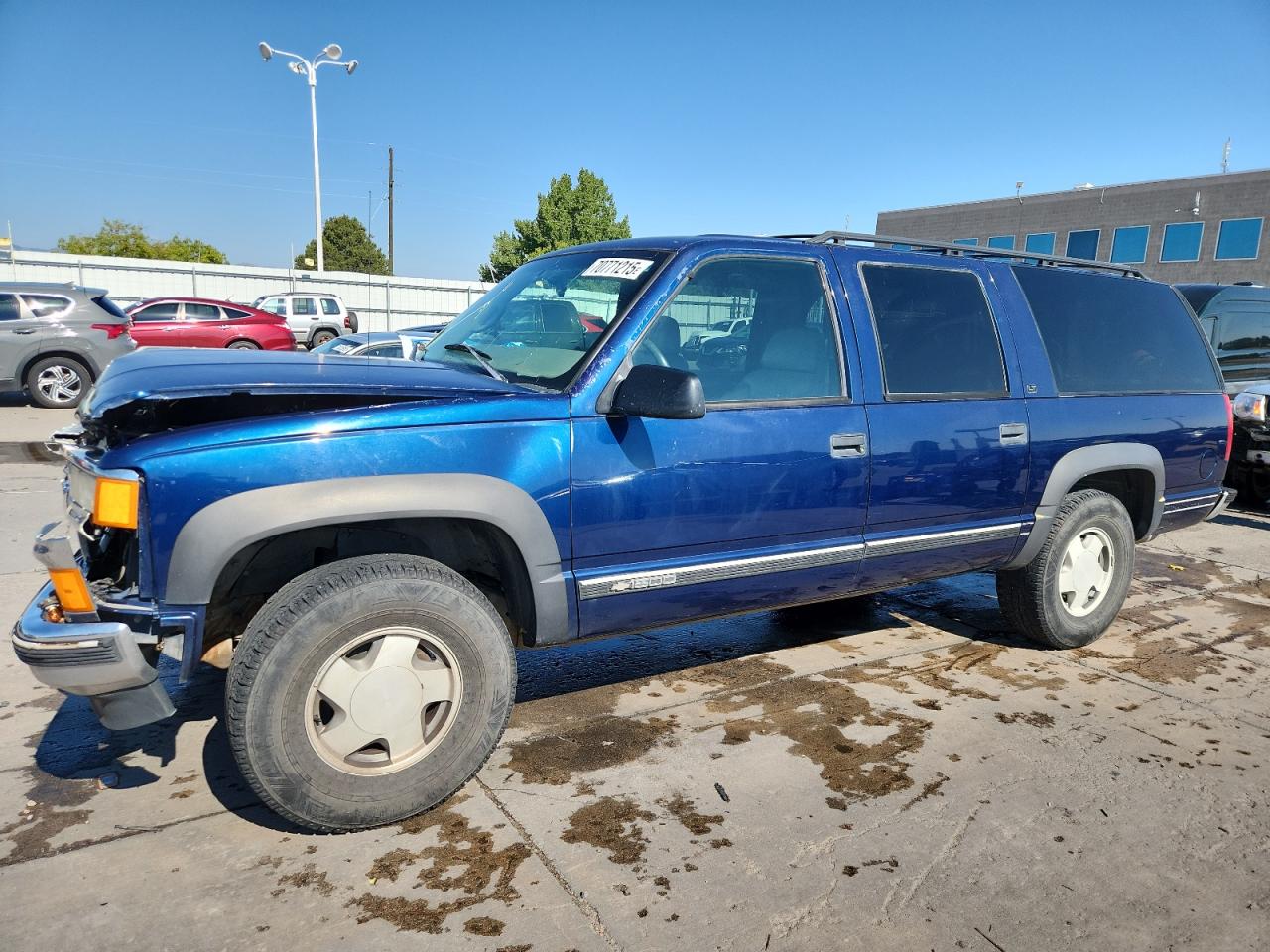 1997 Chevrolet Suburban, VIN 3GNFK16R8VG154904 — Front end