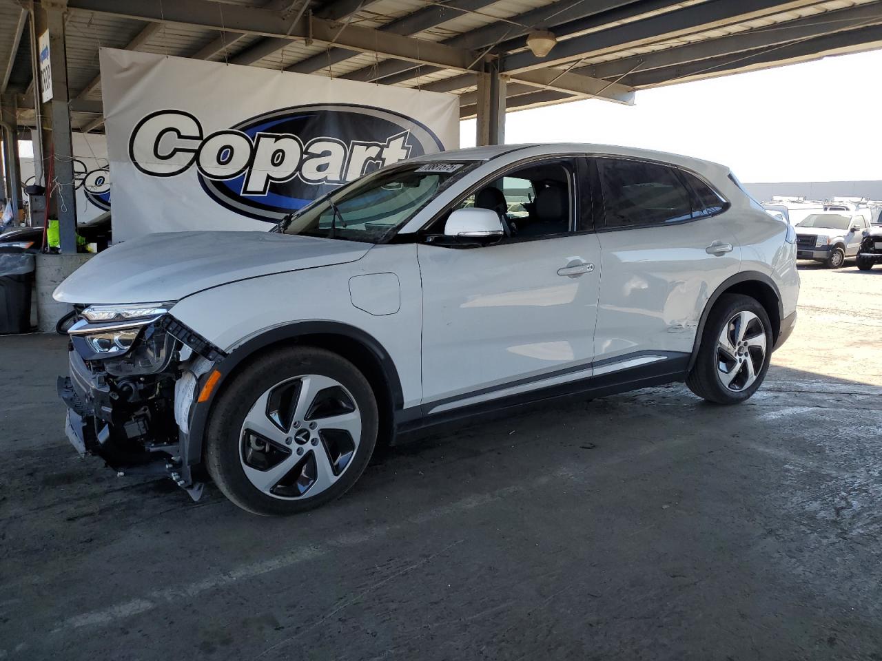 2024 VinFast VF 8 Eco, VIN RLLV1AEB3RH007872 — Перед