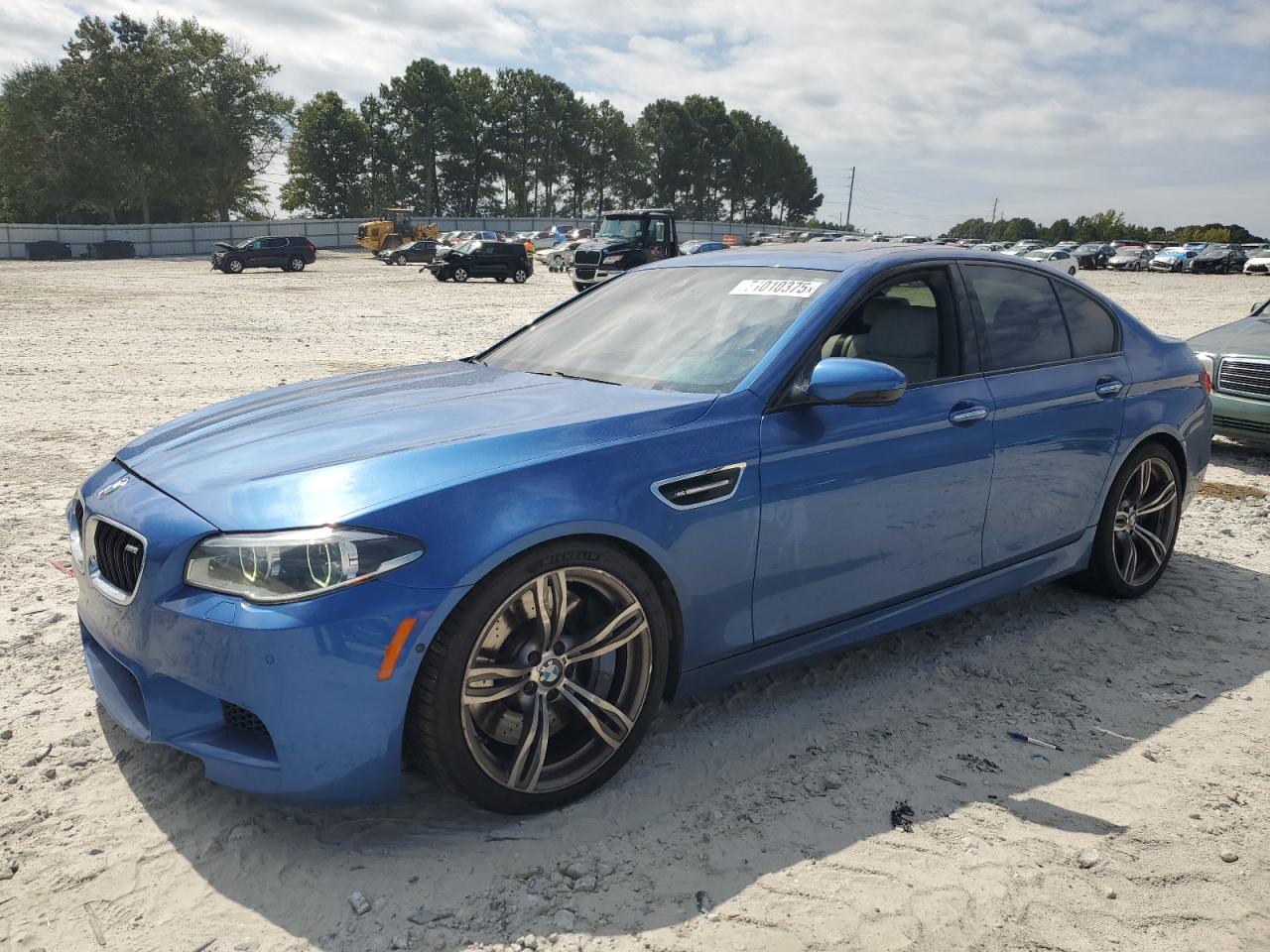 2016 BMW M5, VIN WBSFV9C55GD595513 — Перед