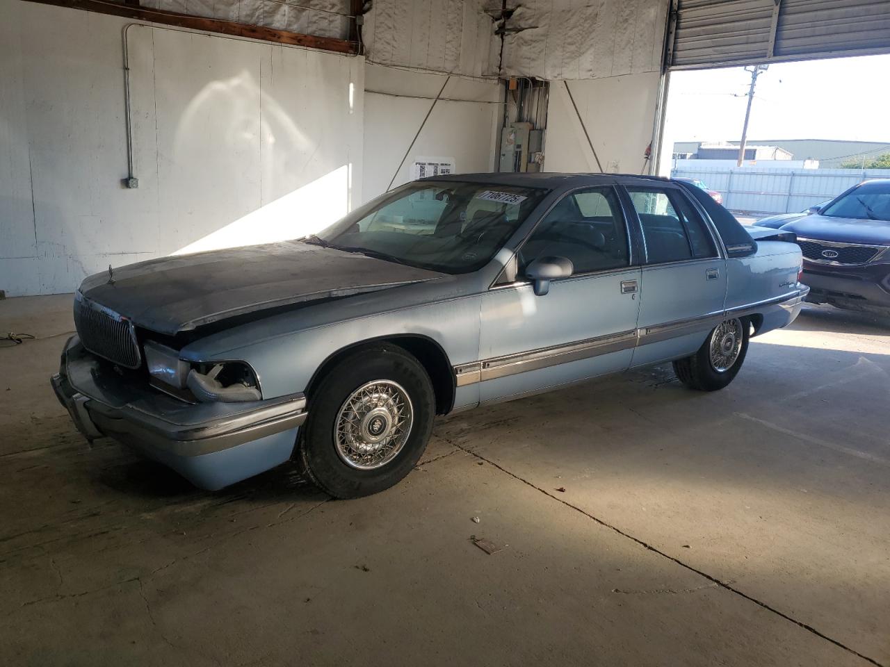 1992 Buick Roadmaster Ltd, VIN 1G4BT5370NR457427 — Front end