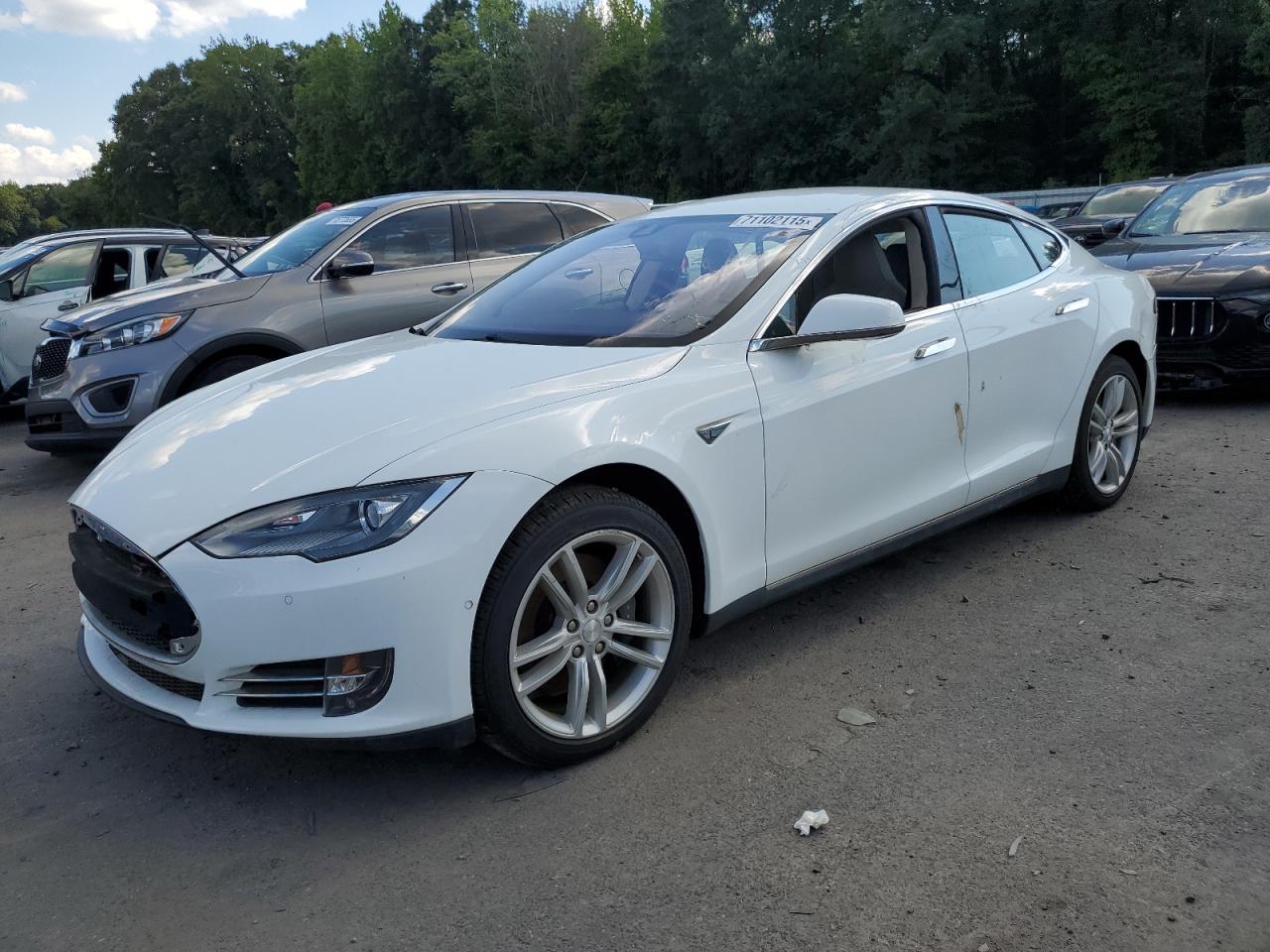 2014 Tesla Model S 60, VIN 5YJSA1H1XEFP55657 — Фото с аукциона