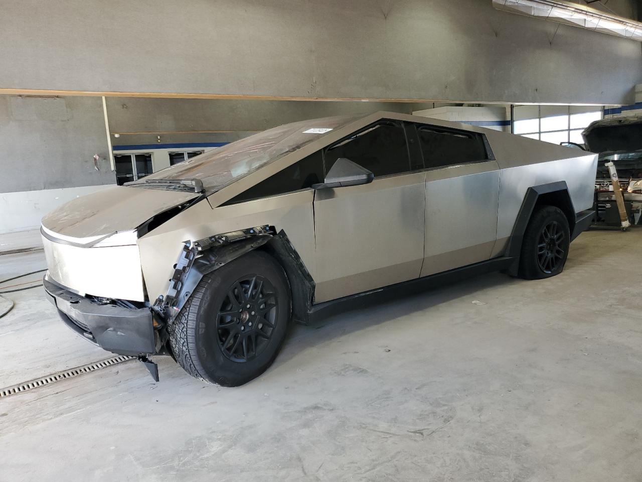 2025 Tesla Cybertruck, VIN 7G2CEHED6SA071954 — Front end