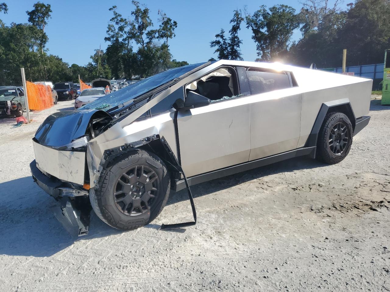 2024 Tesla Cybertruck Cyberbeast, VIN 7G2CEHEE1RA049685 — Front end