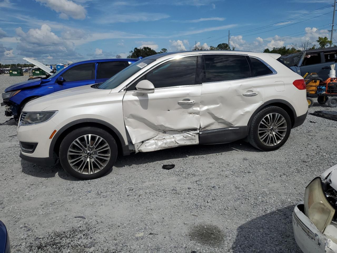 2016 Lincoln MKX Reserve, VIN 2LMTJ6LR9GBL75904 — Side