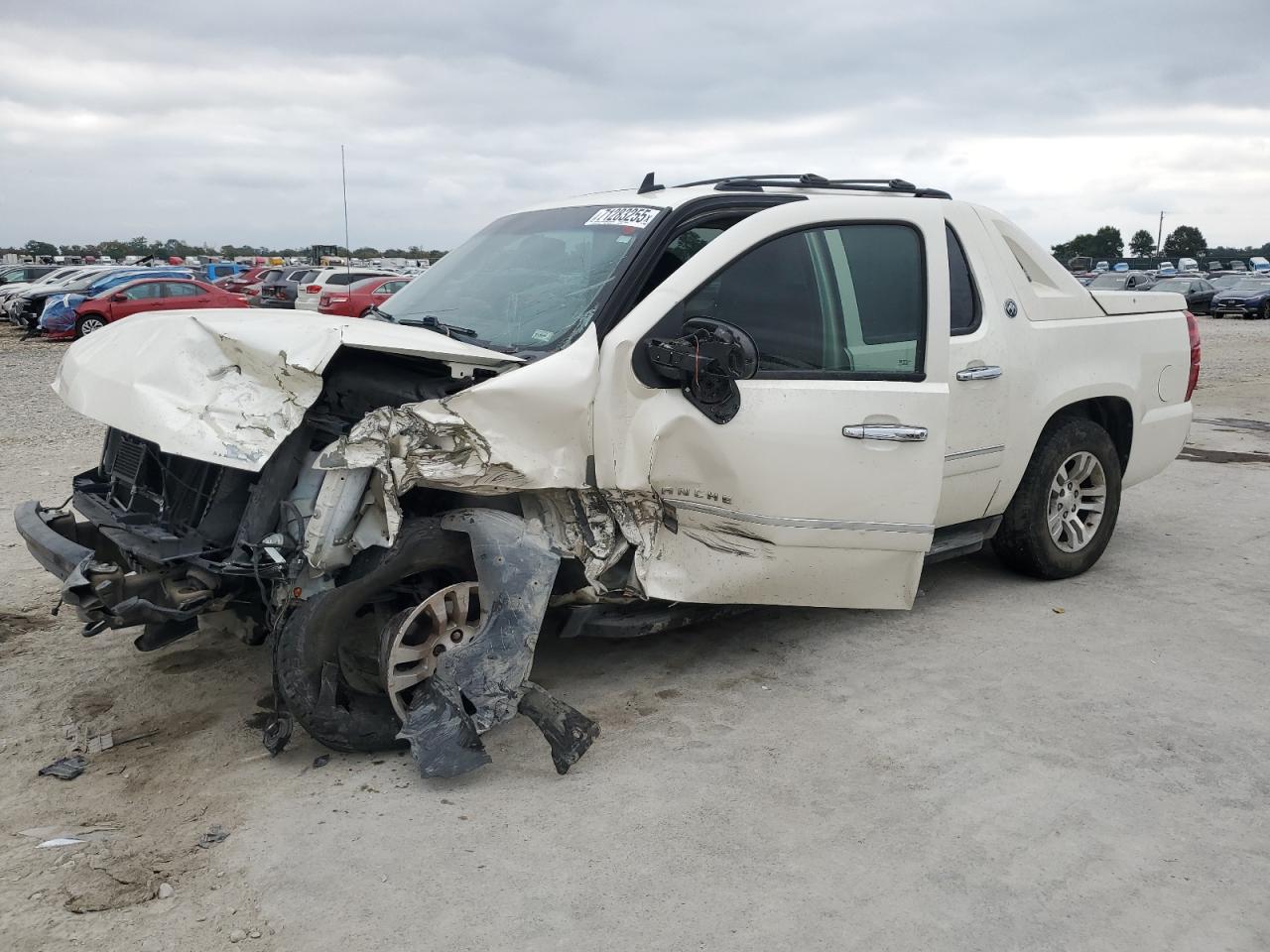 2013 Chevrolet Avalanche LTZ, VIN 3GNTKGE79DG229467 — Front end