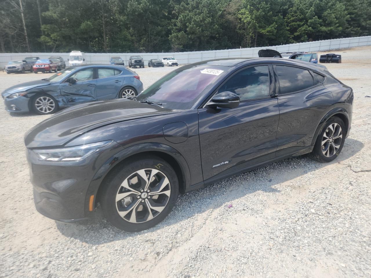 2022 Ford Mustang Mach-E Premium, VIN 3FMTK3SU2NMA28911 — Side