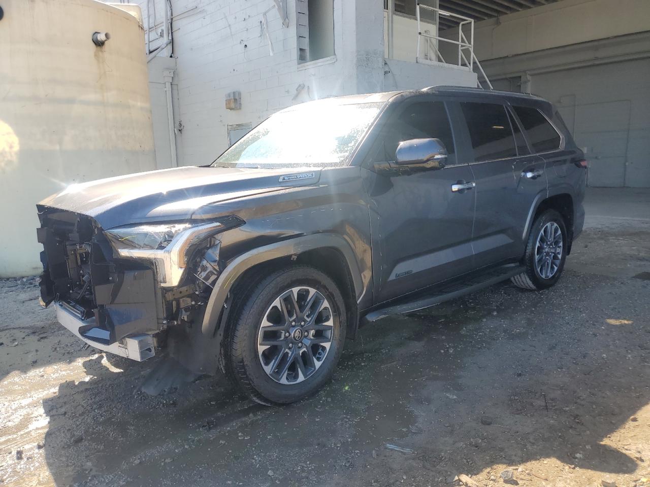 2025 Toyota Sequoia SR5, VIN 7SVAAAAA1SX004010 — Перед