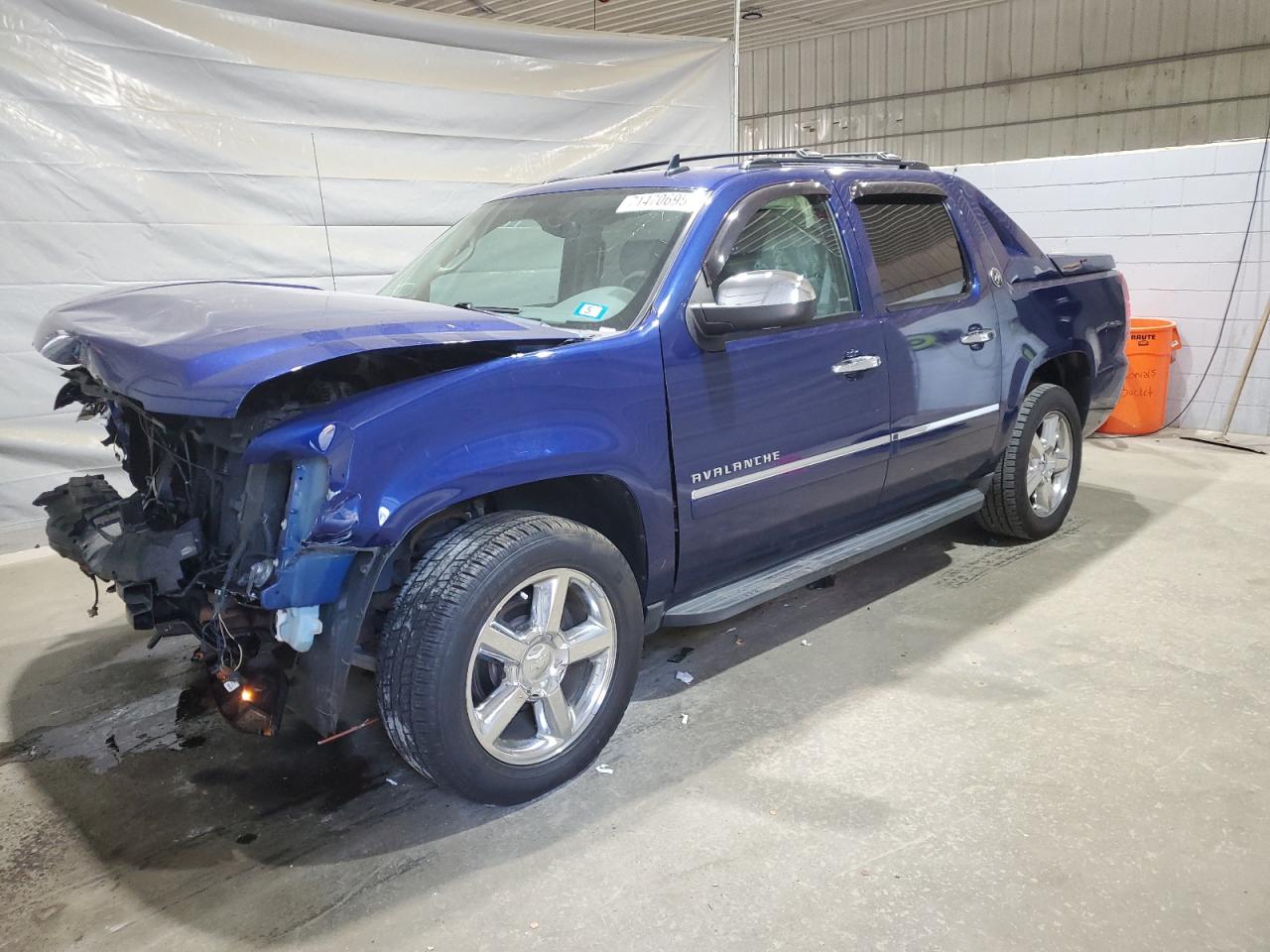 2013 Chevrolet Avalanche LTZ, VIN 3GNTKGE78DG302702 — Front end
