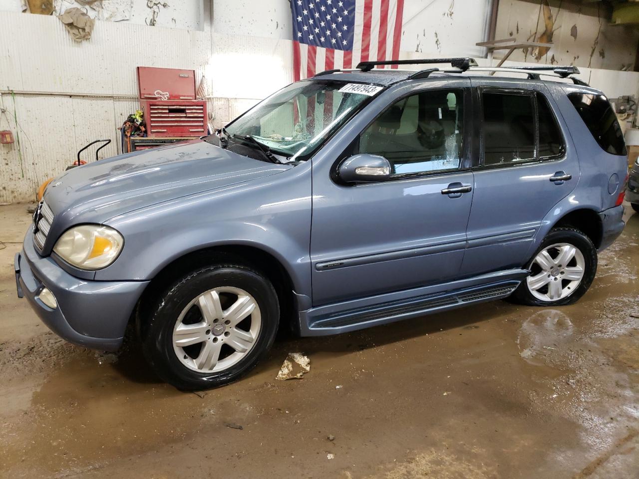2005 Mercedes-Benz M 350, VIN 4JGAB57E35A551534 — Rear end