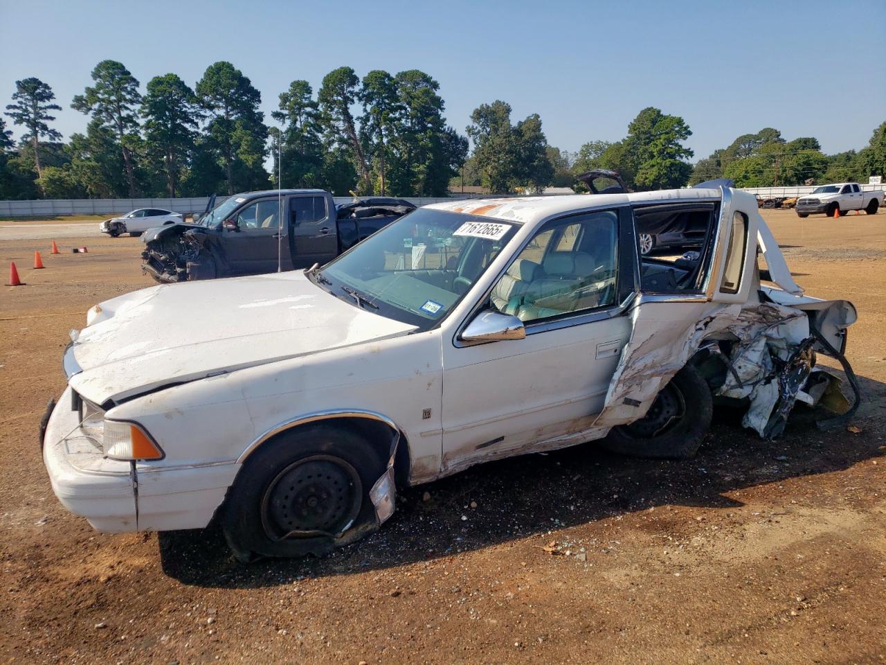 1990 Chrysler LeBaron, VIN 1C3XA5633LF832805 — Side