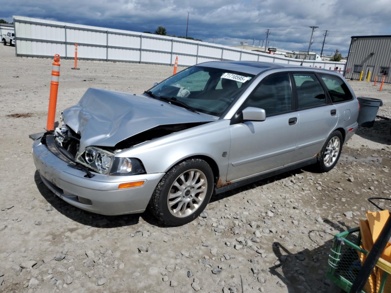 2003 Volvo V40, VIN YV1VW27513F005818 — Перед