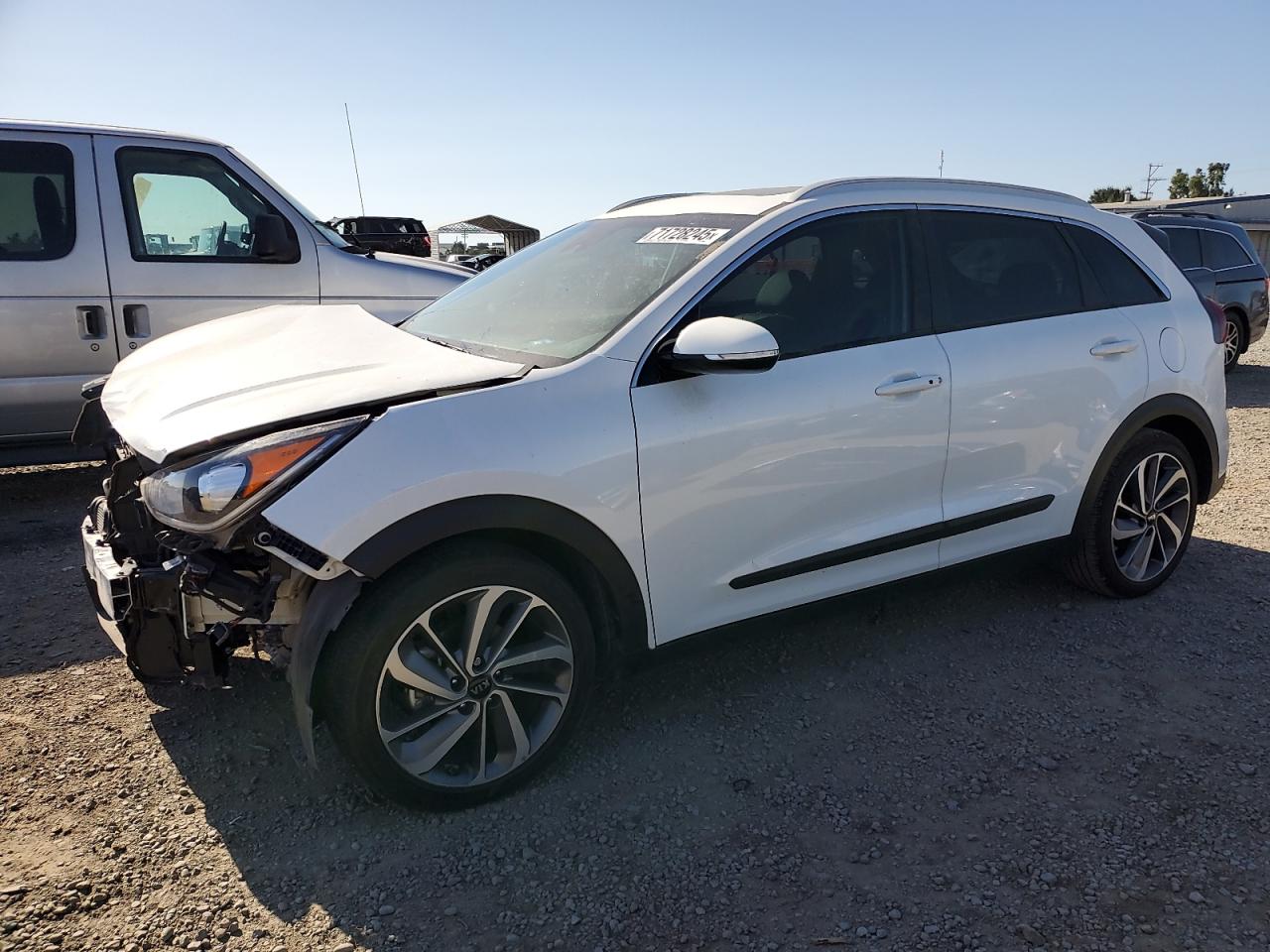 2017 Kia Niro Touring, VIN KNDCE3LC6H5076083 — Front end