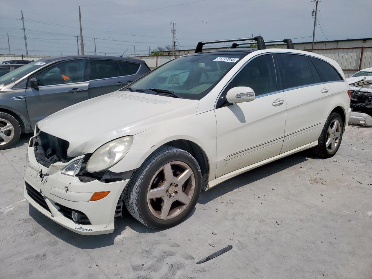 2010 Mercedes-Benz R 350, VIN 4JGCB6FE8AA111822 — Front end